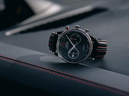 Union Glashütte Noramis Chronograph Paul Pietsch Sonderedition Automatik Edelstahl 42mm schwarzes Zifferblatt schwarzes Lederband – Herrenuhren Chronograph aus Edelstahl. Das Gehäuse ist rund und silber. Das Lederarmband ist schwarz. Das Zifferblatt ist arabisch Index und schwarz. – Ansicht 3