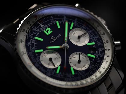 Sinn Spezialuhren 903 St II BE Navigationschronograph Automatik Edelstahl 41mm blaues Zifferblatt braunes Lederband – Herrenuhren Chronograph aus Edelstahl und Leder. Das Gehäuse ist rund und silber. Das Lederarmband ist braun. Das Zifferblatt ist arabisch Index und blau. – Ansicht 7