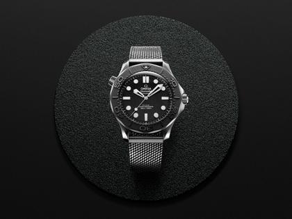 Omega Seamaster Diver 300M  Automatik Edelstahl 42mm Spectre Edition schwarzes Zifferblatt Metallband – Herrenuhren Uhr ohne Datum aus Edelstahl und Titan. Das Gehäuse ist rund und silber. Das Edelstahlarmband ist silber. Das Zifferblatt ist ein Index in schwarz. – Ansicht 5