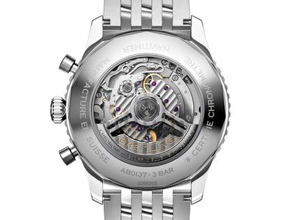 Breitling Navitimer B01 Chronograph 46 Edelstahl schwarzes Zifferblatt Metallband – Herrenuhren Chronograph aus Edelstahl. Das Gehäuse ist rund und silber. Das Edelstahlarmband ist silber. Das Zifferblatt ist ein Index in schwarz. – Ansicht 4