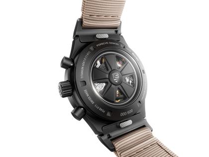 Porsche Design Chronograph 1 - 50 Jahre 911 Turbo Edition Automatik Titan 40mm schwarzes Zifferblatt Metallband und Textilband limitiert – Herrenuhren Chronograph aus Titan und Titancarbid beschichtet. Das Gehäuse ist rund und schwarz. Das Titanarmband ist schwarz. Das Zifferblatt ist arabisch Index und schwarz. – Ansicht 6