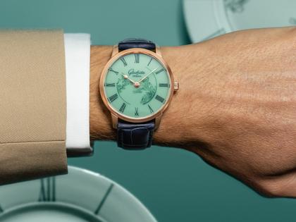 Glashütte Original Senator Meissen Mystic Maison Celadon Green Automatik Roségold 40mm grünes Porzellan-Zifferblatt blaues Lederband limitiert – Herrenuhren Uhr ohne Datum aus 750 Rotgold und Leder. Das Gehäuse ist rund und roségold. Das Lederarmband Kroko / Alligator ist blau. Das Zifferblatt ist römisch und grün. – Ansicht 3