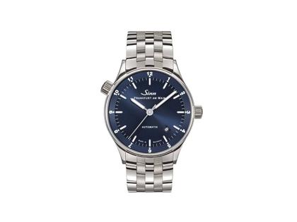 Sinn Spezialuhren 6068 B Frankfurter Finanzplatzuhr Automatik Edelstahl 38,5mm blaues Zifferblatt blaues Lederband – Herrenuhren Uhr mit Datum aus Edelstahl und Leder. Das Gehäuse ist rund und silber. Das Lederarmband ist blau. Das Zifferblatt ist arabisch Index und blau. – Ansicht 2
