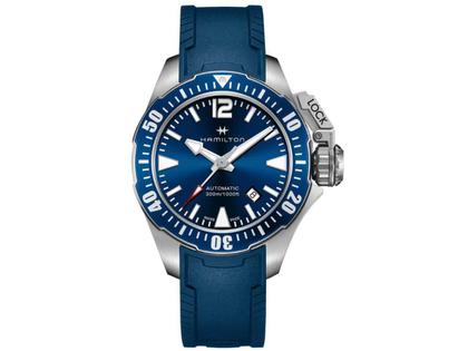 Hamilton Hamilton Khaki Navy Frogman blau – Herrenuhren Uhr mit Datum aus Edelstahl und Kautschuk. Das Gehäuse ist rund und silber. Das Kautschuk / Kunststoff / Silikon Armband ist blau. Das Zifferblatt ist arabisch Index und blau.