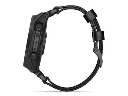 Garmin tactix 8 Solar Quarz Polymer und Titan 51mm digitales Zifferblatt schwarzes Nylonband – Herrenuhren Uhr Multifunktion aus DLC beschichtet, Kunststoff und Titan. Das Gehäuse ist rund und schwarz. Das Textilarmband ist schwarz. Das Zifferblatt ist digital und schwarz. – Ansicht 2