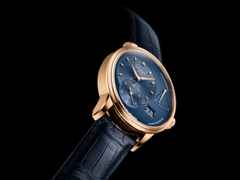 Glashütte Original PanoReserve Handaufzug Rotgold 40mm blaues Zifferblatt blaues Lederband – Herrenuhren Uhr mit Datum aus 750 Rotgold. Das Gehäuse ist rund und roségold. Das Lederarmband Kroko / Alligator ist blau. Das Zifferblatt ist ein Index in blau. – Ansicht 3