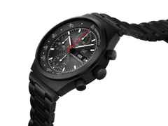 Porsche Design Chronograph 1 - All Black Numbered Edition – Herrenuhren Chronograph aus Edelstahl und PVD beschichtet. Das Gehäuse ist rund und schwarz. Das Titanarmband ist schwarz. Das Zifferblatt ist ein Index in schwarz. – Ansicht 3