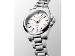 Longines Conquest Quarz Edelstahl 30mm weißes Zifferblatt Metallband – Damenuhren Uhr mit Datum aus Edelstahl. Das Gehäuse ist rund und silber. Das Edelstahlarmband ist silber. Das Zifferblatt ist ein Index in weiß. – Ansicht 3