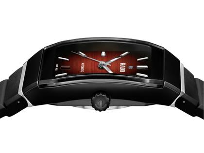 Rado Anatom Automatik Keramik 32,5mm schwarz-rotes Zifferblatt schwarzes Kautschukband – Damenuhren Uhr mit Datum aus Edelstahl, Kautschuk und Keramik. Das Gehäuse ist rechteckig und schwarz. Das Kautschuk / Kunststoff / Silikon Armband ist schwarz. Das Zifferblatt ist ein Index in rot. – Ansicht 3