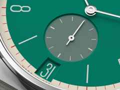 Nomos Glashütte Tangente 38 Datum "175 Years Watchmaking - Schlossgrün" Handaufzug Edelstahl grünes Zifferblatt graues Textilband Glasboden – Herrenuhren Uhr mit Datum aus Edelstahl. Das Gehäuse ist rund und silber. Das Textilarmband ist grau. Das Zifferblatt ist arabisch Index und grün. – Ansicht 6