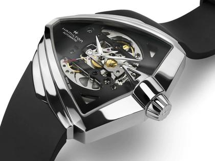 Hamilton Ventura XXL Skeleton Automatic Edelstahl 46x46mm skelettiertes Zifferblatt schwarzes Kautschukband – Herrenuhren Uhr ohne Datum aus Edelstahl und Kautschuk. Das Gehäuse ist sonstige Form und silber. Das Kautschuk / Kunststoff / Silikon Armband ist schwarz. Das Zifferblatt ist skelettiert und schwarz. – Ansicht 2