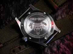 Hamilton Khaki Field Call of Duty Automatik Edelstahl 38mm schwarzes Zifferblatt olivgrünes Textilband Limited Edition – Herrenuhren Uhr mit Datum aus Edelstahl und Leder. Das Gehäuse ist rund und silber. Das Textilarmband ist grün. Das Zifferblatt ist arabisch und schwarz. – Ansicht 5