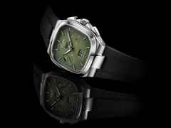 Glashütte Original Seventies Chronograph Panoramadatum Automatik Edelstahl 40mm Fab Green schwarzes Kautschukband – Herrenuhren Chronograph aus Edelstahl. Das Gehäuse ist quadratisch und silber. Das Kautschuk / Kunststoff / Silikon Armband ist schwarz. Das Zifferblatt ist ein Index in grün. – Ansicht 4