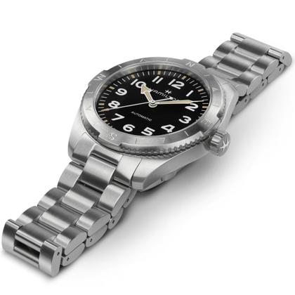 Hamilton Khaki Field Expedition Automatik Edelstahl 41mm schwarzes Zifferblatt Metallband – Herrenuhren Uhr ohne Datum aus Edelstahl. Das Gehäuse ist rund und silber. Das Edelstahlarmband ist silber. Das Zifferblatt ist arabisch und schwarz. – Ansicht 3