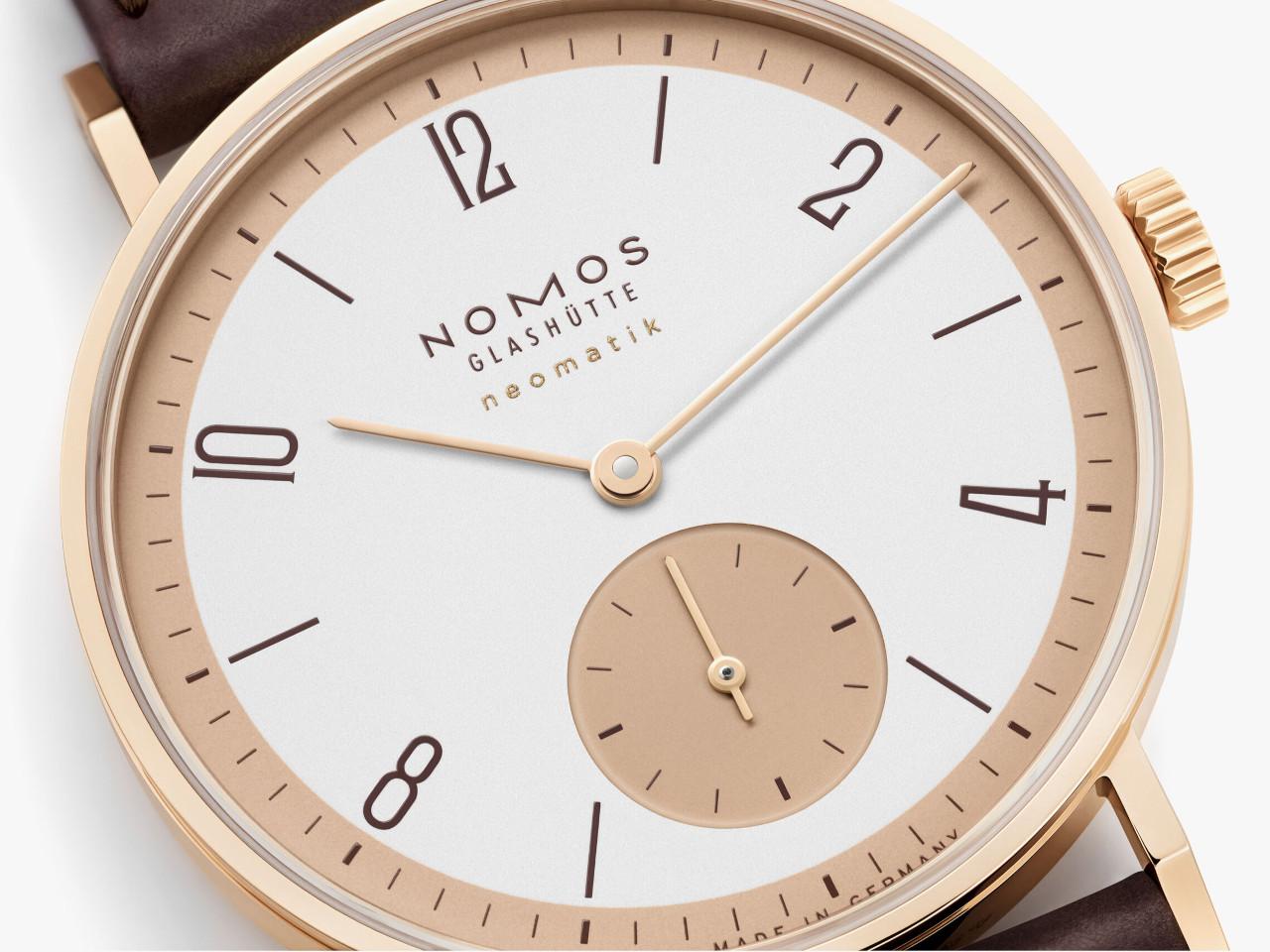 Nomos Glashütte Tangente Roségold neomatik 175 Years of Watchmaking Glashütte Automatik 35mm weißes Zifferblatt braunes Lederband – Damenuhren Uhr ohne Datum aus 750 Rotgold. Das Gehäuse ist rund und roségold. Das Lederarmband ist braun. Das Zifferblatt ist arabisch Index und silber. – Ansicht 3