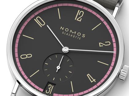 Nomos Glashütte Tangente 38 Datum "175 Years Watchmaking - Tiefseegrau" Handaufzug Edelstahl schwarzes Zifferblatt graues Textilband Glasboden – Herrenuhren Uhr mit Datum aus Edelstahl. Das Gehäuse ist rund und silber. Das Textilarmband ist grau. Das Zifferblatt ist arabisch Index und schwarz. – Ansicht 3