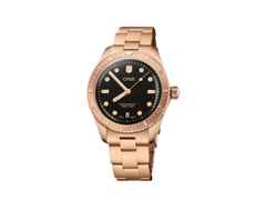 Oris Divers Sixty-Five Cotton Candy Automatik Bronze 38mm schwarzes Zifferblatt Metallband – Herrenuhren Uhr mit Datum aus Bronze. Das Gehäuse ist rund und roségold. Das Bronzearmband ist roségold. Das Zifferblatt ist ein Index in schwarz.