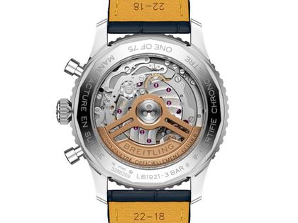 Breitling Navitimer B19 Chronograph 43 Perpetual Calendar Automatik Platin blaues Zifferblatt blaues Lederband limitiert – Herrenuhren Chronograph aus 950 Platin, Edelstahl und Leder. Das Gehäuse ist rund und silber. Das Lederarmband Kroko / Alligator ist blau. Das Zifferblatt ist ein Index in blau. – Ansicht 2