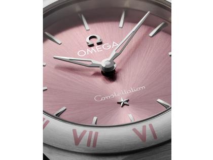 Omega Constellation Quarz Edelstahl 28mm rosafarbenes Zifferblatt Metallband – Damenuhren Uhr ohne Datum aus Edelstahl. Das Gehäuse ist rund und silber. Das Edelstahlarmband ist silber. Das Zifferblatt ist ein Index in rosa. – Ansicht 2