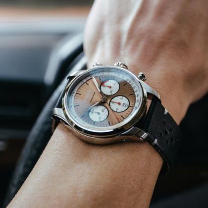 Union Glashütte Belisar Chronograph Silvretta Classic 2024 Limitierte Edition Automatik Edelstahl 44mm bronzefarbenes Zifferblatt schwarzes Lederband und Edelstahlband – Herrenuhren Chronograph aus Edelstahl und Leder. Das Gehäuse ist rund und silber. Das Lederarmband ist schwarz. Das Zifferblatt ist arabisch Index und braun. – Ansicht 6