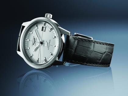 Longines Ultra Chron Classic Automatik Edelstahl 40mm silberfarbenes Zifferblatt schwarzes Lederband – Herrenuhren Uhr mit Datum aus Edelstahl und Leder. Das Gehäuse ist rund und silber. Das Lederarmband ist schwarz. Das Zifferblatt ist ein Index in silber. – Ansicht 5
