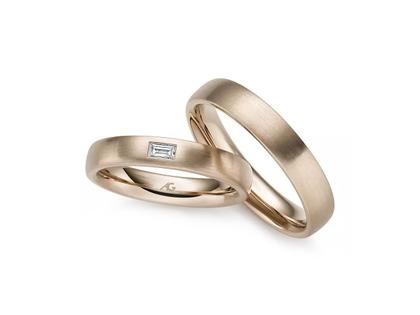 Gerstner Exclusiv-Kollektion Trauring Paar aus 750/- Haselnussgold mit Baguette-Diamant 0,110ct – Ringe Trauring mit Besatz in braun und aus 750 Weißgold/Rotgold.