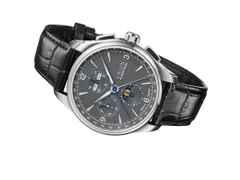 Union Glashütte Belisar Chronograph Mondphase Automatik Edelstahl 42mm graues Zifferblatt schwarzes Lederband – Herrenuhren Chronograph aus Edelstahl. Das Gehäuse ist rund und silber. Das Lederarmband ist schwarz. Das Zifferblatt ist arabisch Index und grau. – Ansicht 2