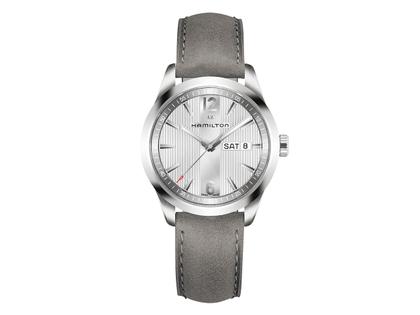 Hamilton Broadway Day Date Quarz Edelstahl weiß Lederband – Herrenuhren Uhr mit Datum aus Edelstahl. Das Gehäuse ist rund und silber. Das Lederarmband ist grau. Das Zifferblatt ist arabisch Index und weiß.
