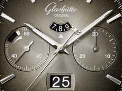 Glashütte Original Seventies Chronograph Panoramadatum Limited Edition Automatik Edelstahl 40mm braunes Zifferblatt braunes Lederband – Herrenuhren Chronograph aus Edelstahl. Das Gehäuse ist quadratisch und silber. Das Lederarmband ist braun. Das Zifferblatt ist ein Index in braun. – Ansicht 3