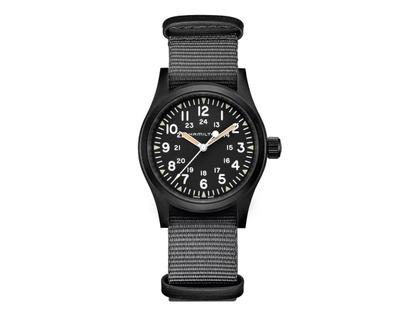 Hamilton Khaki Field Mechanical Handaufzug Edelstahl 38mm schwarzes Zifferblatt schwarzes Textilband – Herrenuhren Uhr ohne Datum aus Edelstahl und PVD beschichtet. Das Gehäuse ist rund und schwarz. Das Textilarmband ist schwarz. Das Zifferblatt ist arabisch Index und schwarz.