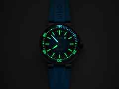 Oris Aquis Pro 1000M Automatik Titan Schwarz-PVD 49,5mm blaues Wellen-Zifferblatt blaues Kautschukband – Herrenuhren Uhr mit Datum aus Edelstahl, Kautschuk, PVD beschichtet und Titan. Das Gehäuse ist rund und schwarz. Das Kautschuk / Kunststoff / Silikon Armband ist blau. Das Zifferblatt ist ein Index in blau. – Ansicht 9