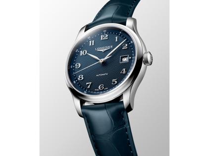 Longines Master Collection Automatik Edelstahl 39mm blaues Zifferblatt blaues Lederband – Herrenuhren Uhr mit Datum aus Edelstahl und Leder. Das Gehäuse ist rund und silber. Das Lederarmband ist blau. Das Zifferblatt ist arabisch und blau. – Ansicht 3