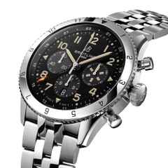 Breitling Super Avi B04 Chronograph GMT 46 P-51 Mustang Automatik Edelstahl schwarzes Zifferblatt Metallband – Herrenuhren Chronograph aus Edelstahl. Das Gehäuse ist rund und silber. Das Edelstahlarmband ist silber. Das Zifferblatt ist arabisch und schwarz. – Ansicht 2