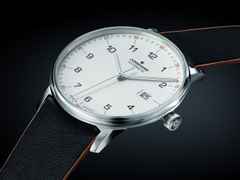 Junghans FORM A Datum Automatik Edelstahl 39mm silbernes Zifferblatt schwarzes Lederband – Herrenuhren Uhr mit Datum aus Edelstahl. Das Gehäuse ist rund und silber. Das Lederarmband ist schwarz. Das Zifferblatt ist arabisch und silber. – Ansicht 3