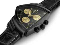 Hamilton Ventura L Chrono Quartz Edelstahl PVD-Schwarz 32x51mm schwarzes Zifferblatt Lederband – Herrenuhren Chronograph aus Edelstahl, Kautschuk und PVD beschichtet. Das Gehäuse ist sonstige Form und schwarz. Das Lederarmband ist schwarz. Das Zifferblatt ist ein Index in schwarz. – Ansicht 2