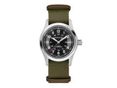 Hamilton Khaki Field Call of Duty Automatik Edelstahl 38mm schwarzes Zifferblatt olivgrünes Textilband Limited Edition – Herrenuhren Uhr mit Datum aus Edelstahl und Leder. Das Gehäuse ist rund und silber. Das Textilarmband ist grün. Das Zifferblatt ist arabisch und schwarz.