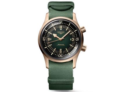 Longines Legend Diver Automatik Bronze 42mm grünes Zifferblatt braunes Lederband und grünes Natoband – Herrenuhren Uhr ohne Datum aus Bronze und Titan. Das Gehäuse ist rund und roségold. Das Lederarmband ist braun. Das Zifferblatt ist arabisch Index und grün. – Ansicht 2