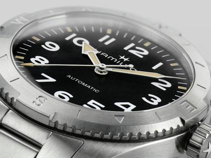 Hamilton Khaki Field Expedition Automatik Edelstahl 37mm schwarzes Zifferblatt Metallband – Herrenuhren Uhr ohne Datum aus Edelstahl. Das Gehäuse ist rund und silber. Das Edelstahlarmband ist silber. Das Zifferblatt ist arabisch und schwarz. – Ansicht 6