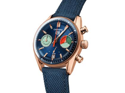 TAG Heuer Carrera Chronograph Skipper Automatik Rotgold 39mm blaues Zifferblatt blaues Textilband – Herrenuhren Chronograph aus 750 Rotgold. Das Gehäuse ist rund und silber. Das Textilarmband ist blau. Das Zifferblatt ist ein Index in blau. – Ansicht 2