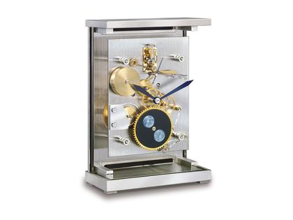 Erwin Sattler Lunaris Tischuhr Handaufzug verchromt 23cm weißes Zifferblatt – Großuhren Tischuhr aus . Das Gehäuse ist rechteckig und silber. Das Zifferblatt ist römisch Index und silber. – Ansicht 2