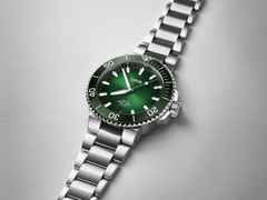 Oris Aquis Date Calibre 400 Automatik Edelstahl 41,5mm grünes Zifferblatt Metallband – Herrenuhren Uhr mit Datum aus Edelstahl. Das Gehäuse ist rund und silber. Das Edelstahlarmband ist silber. Das Zifferblatt ist ein Index in grün. – Ansicht 2