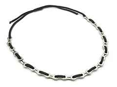 Juwelier Roller | Atelier BikeChains Fahrradketten-Halskette mit schwarzem Textilband – Halsschmuck Collier in schwarz und aus Titan.