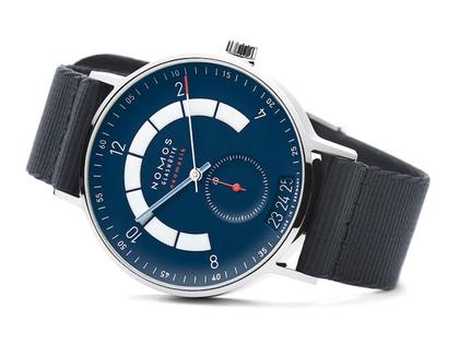 Nomos Glashütte Autobahn neomatik 41 Datum Nachtblau Automatik Edelstahl 41mm blaues Zifferblatt blaues Textilband – Herrenuhren Uhr mit Datum aus Edelstahl. Das Gehäuse ist rund und silber. Das Textilarmband ist blau. Das Zifferblatt ist arabisch Index und blau. – Ansicht 4