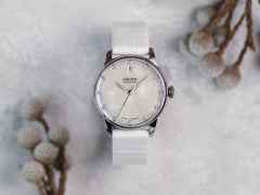 Union Glashütte Seris  Datum Damenuhr weißes Perlmuttzifferblatt und Brillanten – Damenuhren Uhr mit Datum aus Edelstahl und Leder. Das Gehäuse ist rund und silber. Das Lederarmband ist weiß. Das Zifferblatt ist ein Index in weiß. – Ansicht 2