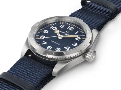 Hamilton Khaki Field Expedition Automatik Edelstahl 41mm blaues Zifferblatt blaues Textilband – Herrenuhren Uhr ohne Datum aus Edelstahl. Das Gehäuse ist rund und silber. Das Textilarmband ist blau. Das Zifferblatt ist ein Index in blau. – Ansicht 3