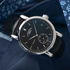 Mühle Glashütte Teutonia IV Kleine Sekunde Automatik Edelstahl 41mm schwarzes Zifferblatt schwarzes Lederband – Herrenuhren Uhr mit Datum aus Edelstahl. Das Gehäuse ist rund und silber. Das Lederarmband ist schwarz. Das Zifferblatt ist ein Index in schwarz. – Ansicht 3
