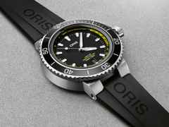 Oris Aquis Depth Gauge Automatik Edelstahl 46mm schwarzes Zifferblatt schwarzes Kautschukband – Herrenuhren Uhr mit Datum aus Edelstahl. Das Gehäuse ist rund und silber. Das Kautschuk / Kunststoff / Silikon Armband ist schwarz. Das Zifferblatt ist ein Index in schwarz. – Ansicht 3
