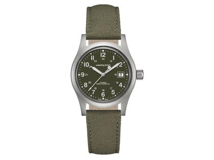 Hamilton Khaki Field Mechanical Handaufzug Edelstahl 38mm grünes Zifferblatt grünes Lederband – Herrenuhren Uhr mit Datum aus Edelstahl. Das Gehäuse ist rund und silber. Das Textilarmband ist grün. Das Zifferblatt ist arabisch und grün.