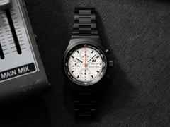 Porsche Design Chronograph 1 - F.A.T. 2025 Edition – Herrenuhren Chronograph aus Titan und Titancarbid beschichtet. Das Gehäuse ist rund und schwarz. Das Titanarmband ist schwarz. Das Zifferblatt ist ein Index in weiß. – Ansicht 11