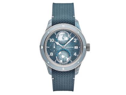Montblanc 1858 Geosphere 0 Oxygen Mount Vinson Automatik Titan 43,5mm blaues Zifferblatt blaues Kautschukband limitiert – Herrenuhren Uhr mit Datum aus Kautschuk, Keramik und Titan. Das Gehäuse ist rund und grau. Das Kautschuk / Kunststoff / Silikon Armband ist blau. Das Zifferblatt ist arabisch Index und blau.